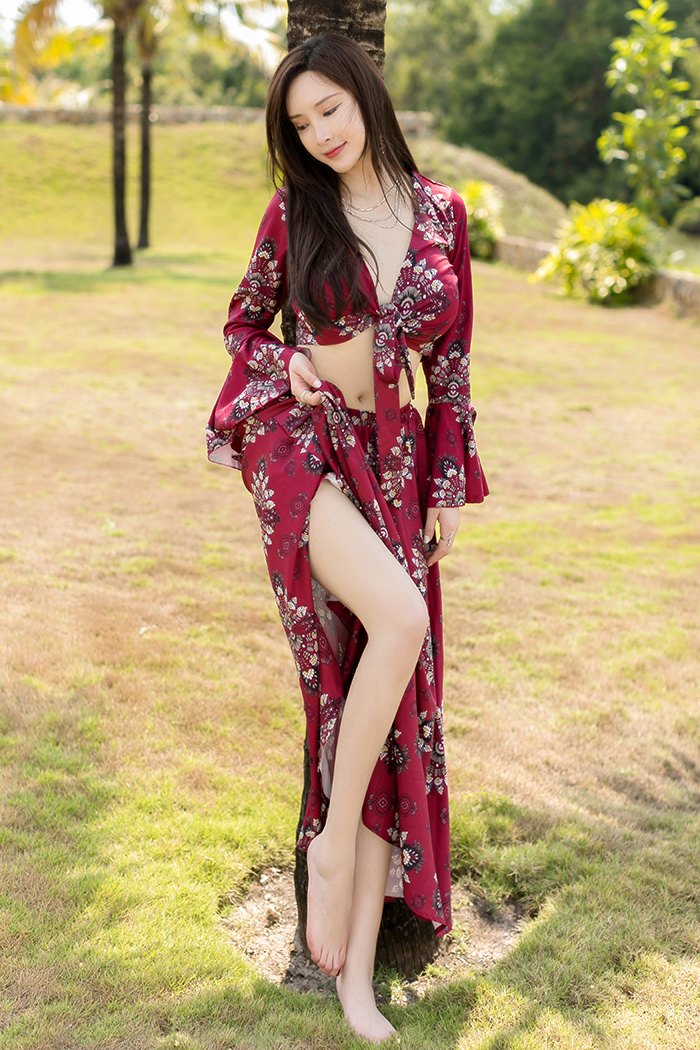 南+ South Plus风情丽娘周妍希绝美深沟不经意露出(46)