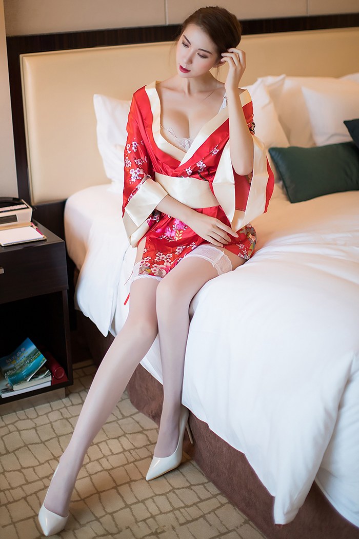 和风美人Carry饱满胸脯迷人白色蕾丝一品探花(12)
