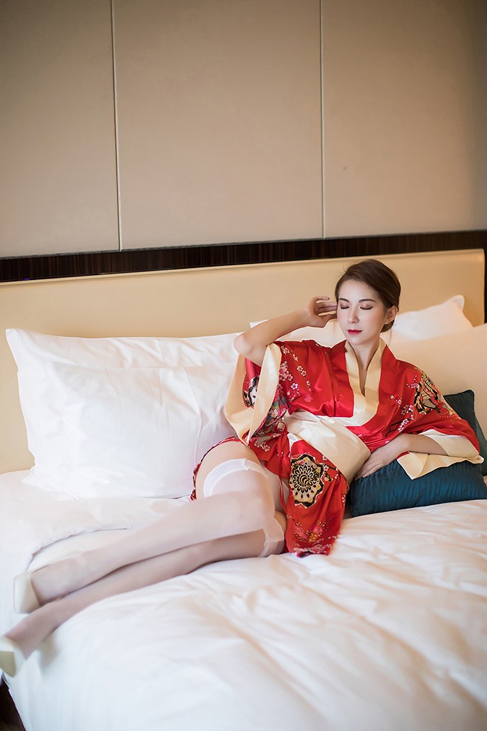 和风美人Carry饱满胸脯迷人白色蕾丝一品探花(13)