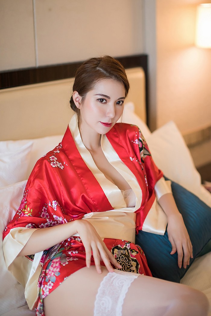 和风美人Carry饱满胸脯迷人白色蕾丝一品探花(17)