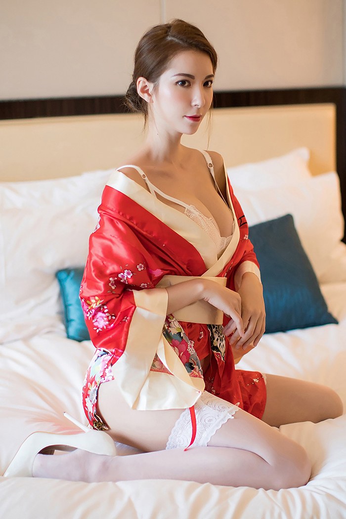 和风美人Carry饱满胸脯迷人白色蕾丝一品探花(19)
