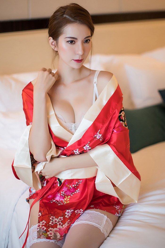 和风美人Carry饱满胸脯迷人白色蕾丝一品探花(33)