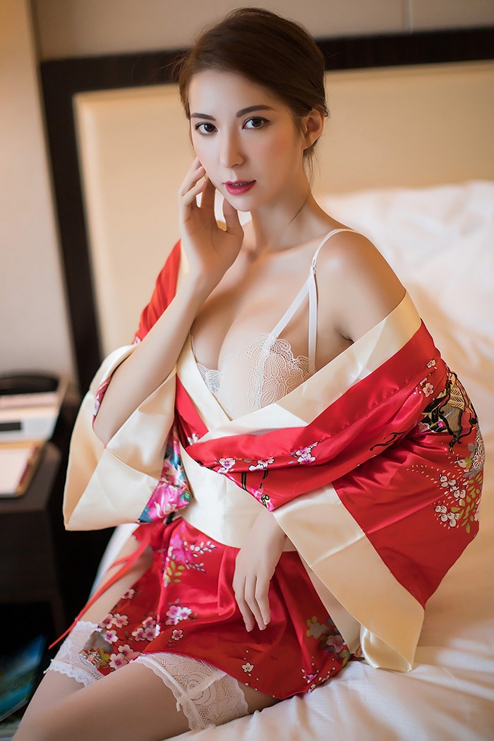 和风美人Carry饱满胸脯迷人白色蕾丝一品探花(35)