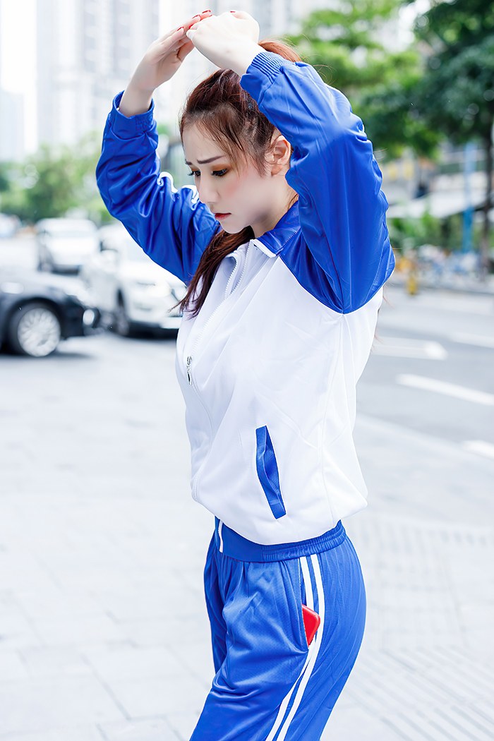 买可乐宝藏学生妹evon校服下的巨乳诱惑(7)