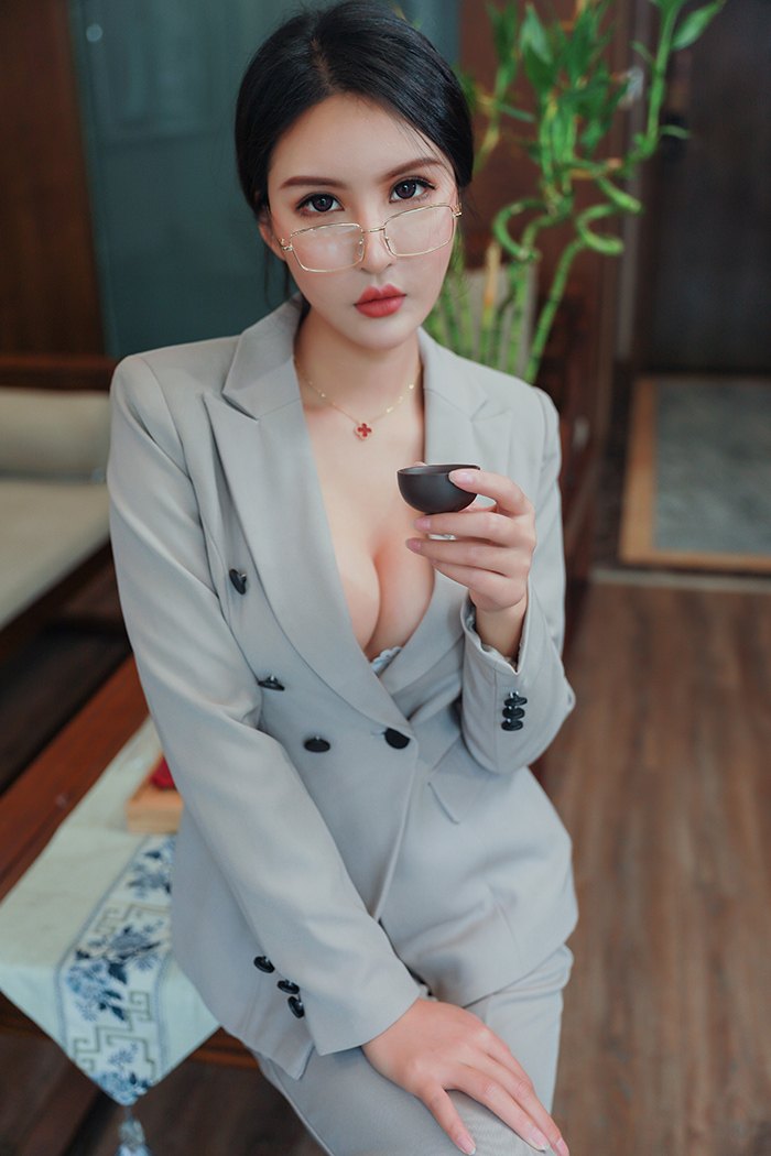 花社区极品小秘书Emily无内丝袜包臀露酥胸(13)