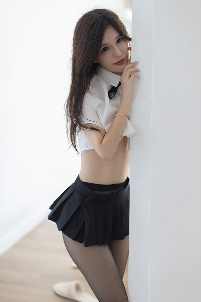 一楼一凤火辣学生妹张雨萌黑丝短裙袒胸露乳(5)