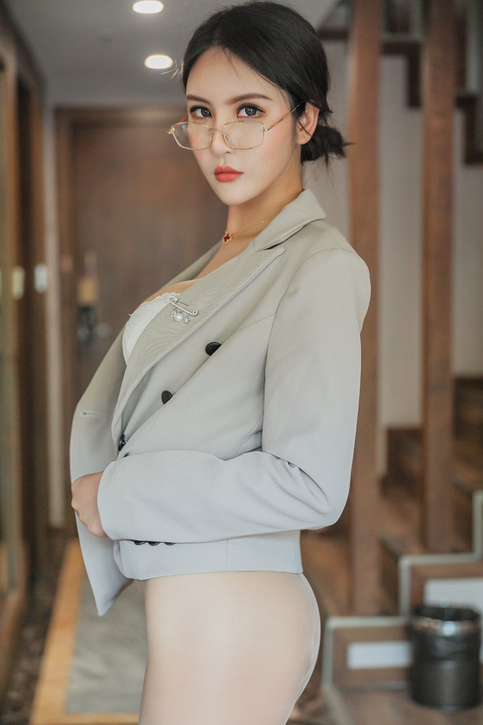 花社区极品小秘书Emily无内丝袜包臀露酥胸(31)
