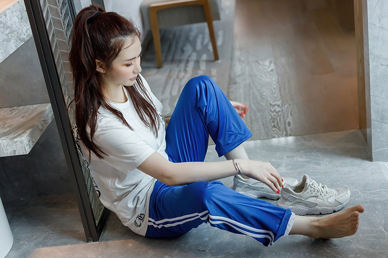 买可乐宝藏学生妹evon校服下的巨乳诱惑(11)