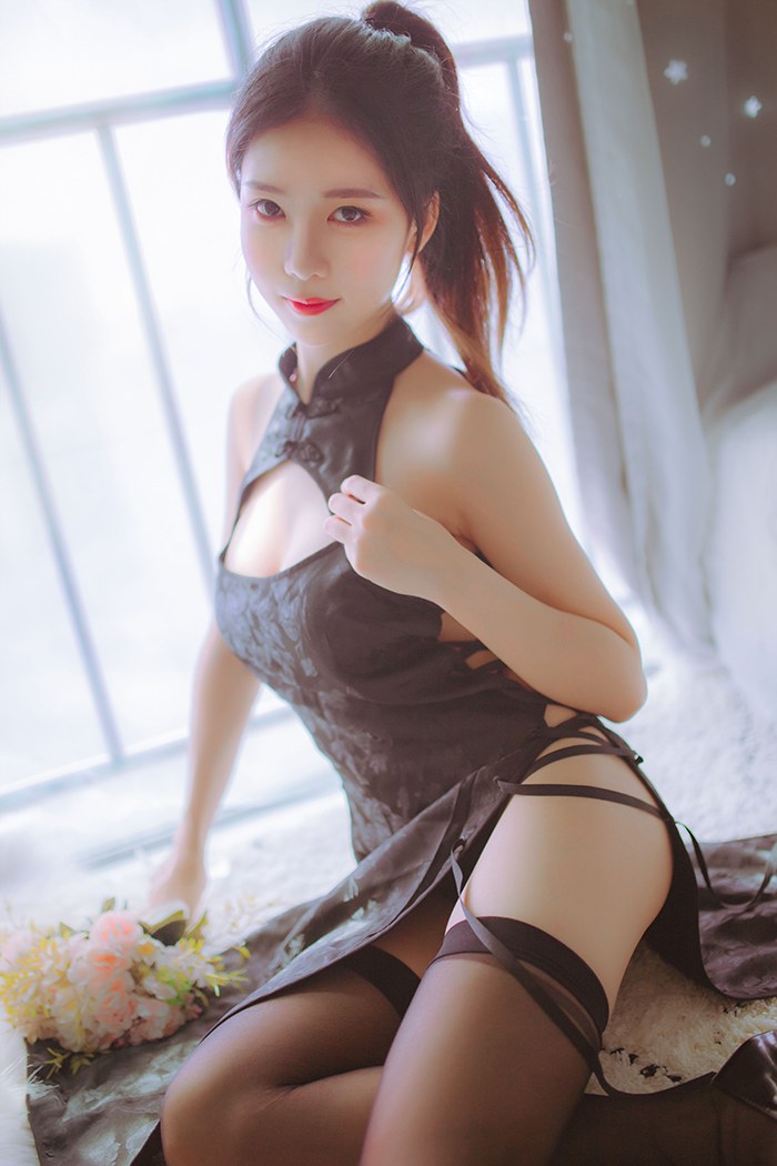 阡陌社区抖娘＆不呆猫的黑白旗袍与丝袜调情(5)