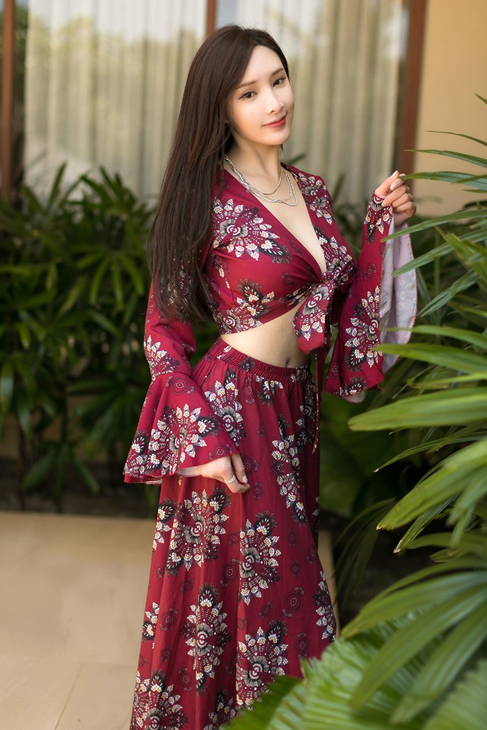 南+ South Plus风情丽娘周妍希绝美深沟不经意露出(42)
