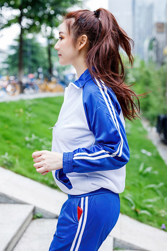 买可乐宝藏学生妹evon校服下的巨乳诱惑(4)