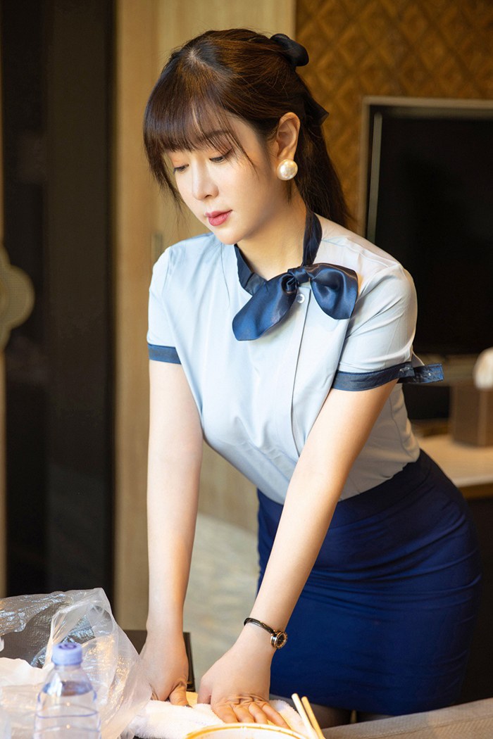 一楼一凤美女管家王雨纯黑丝短裙惨遭调教(6)