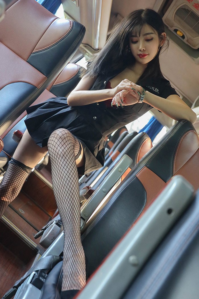 探花社区极品车模杨晨晨黑丝网袜大秀香臀(8)