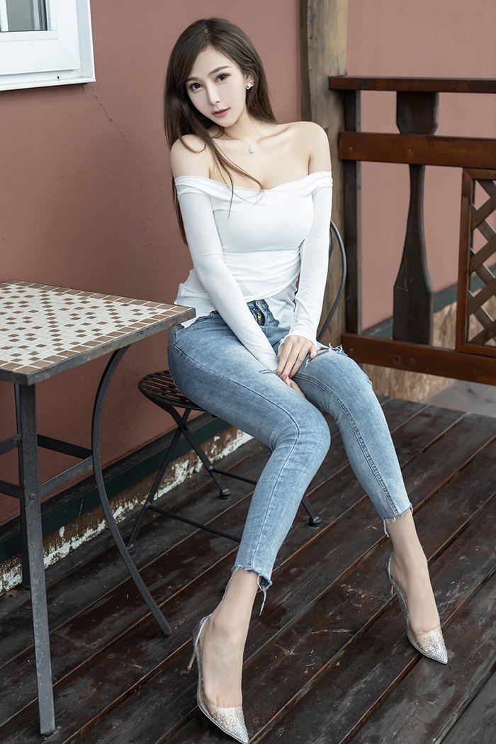 小姐威客气质御姐Lavinia肉丝玉足曲线迷人(2)