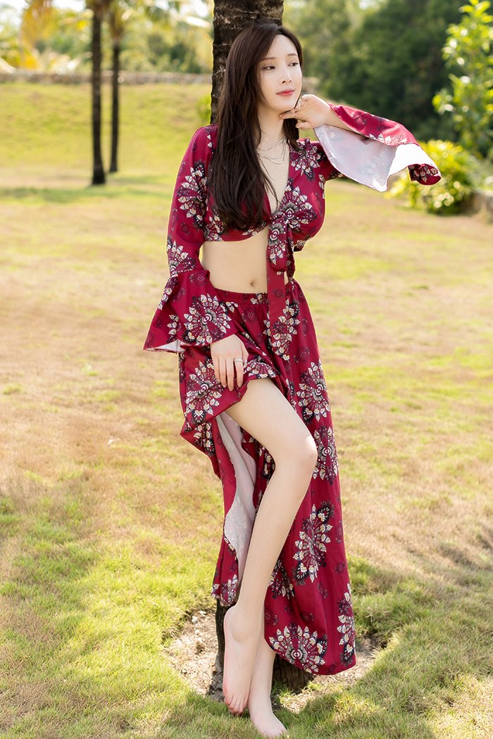 南+ South Plus风情丽娘周妍希绝美深沟不经意露出(45)