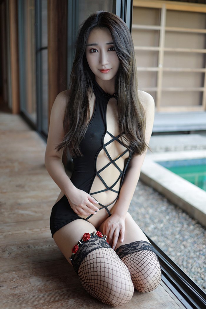 AvCar论坛池边女神林子欣黑丝网袜半露美乳(39)