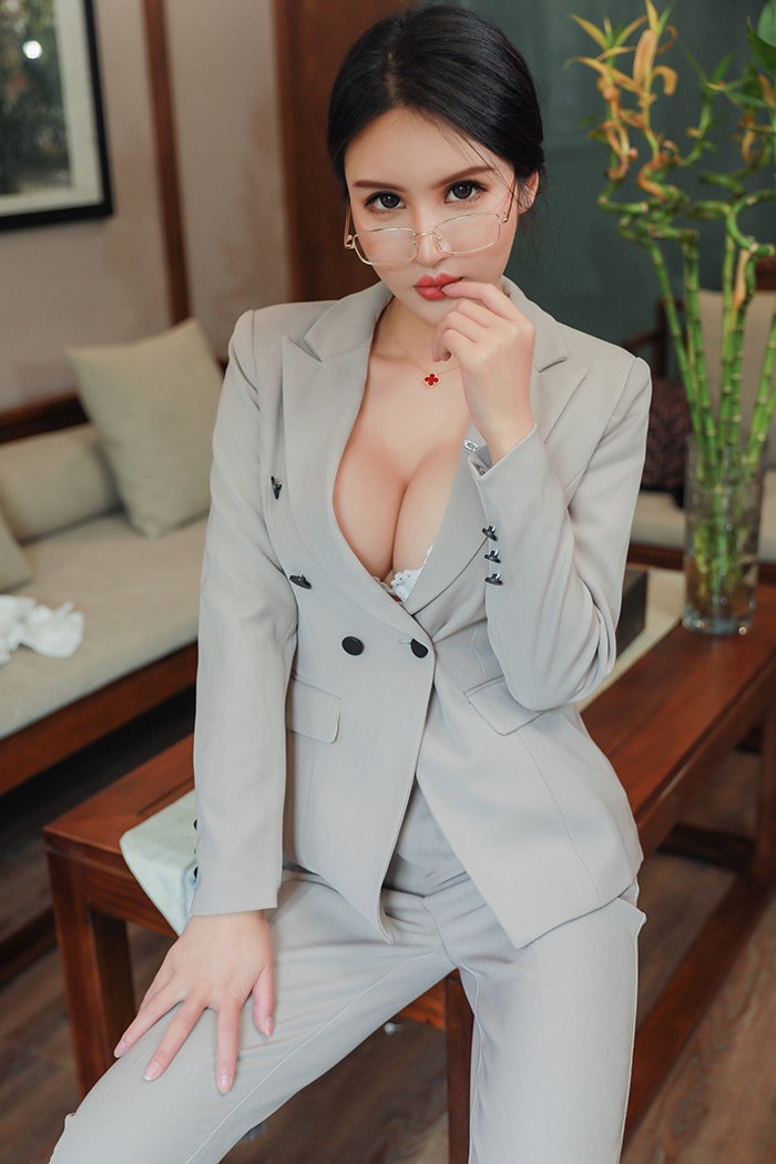 花社区极品小秘书Emily无内丝袜包臀露酥胸(12)